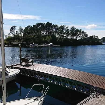 Boat Included, Waterfront Villa, Bergen Dom wakacyjny