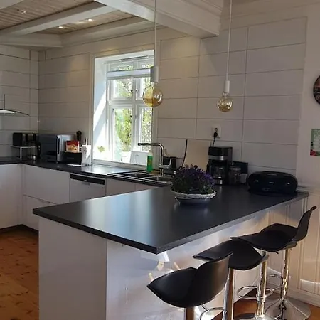 Boat Included, Waterfront Villa, Bergen Dom wakacyjny