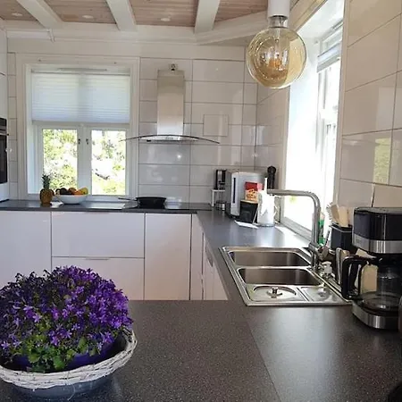 Boat Included, Waterfront Villa, Bergen Dom wakacyjny