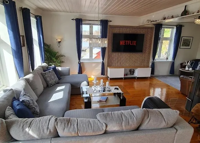 Waterfront Boat Included, Near Bergen بيت للعطل